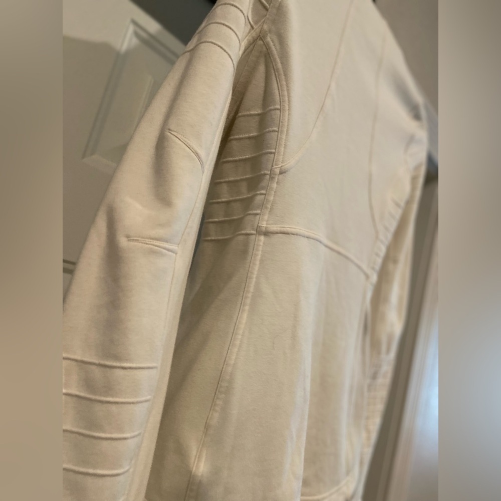 Athleta~Soft~Ivory~Form-Fitting~Asymmetrical Zip Closure~Light Jacket~Size XSP - Picture 13 of 16